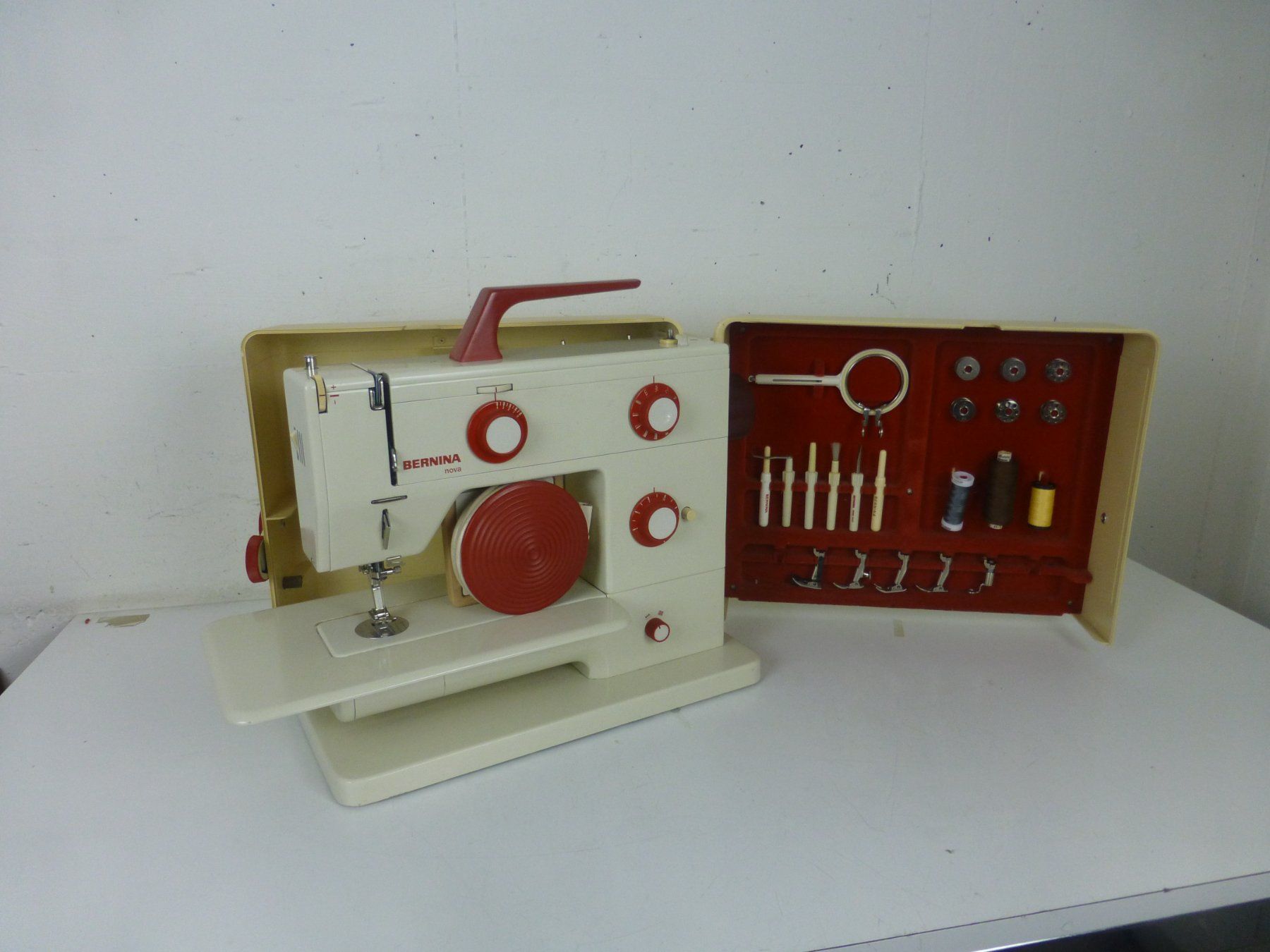 Bernina Macchine da cucire: Bernina nova mit Original Koffer – Usato da Fahrweid venduto da ekv