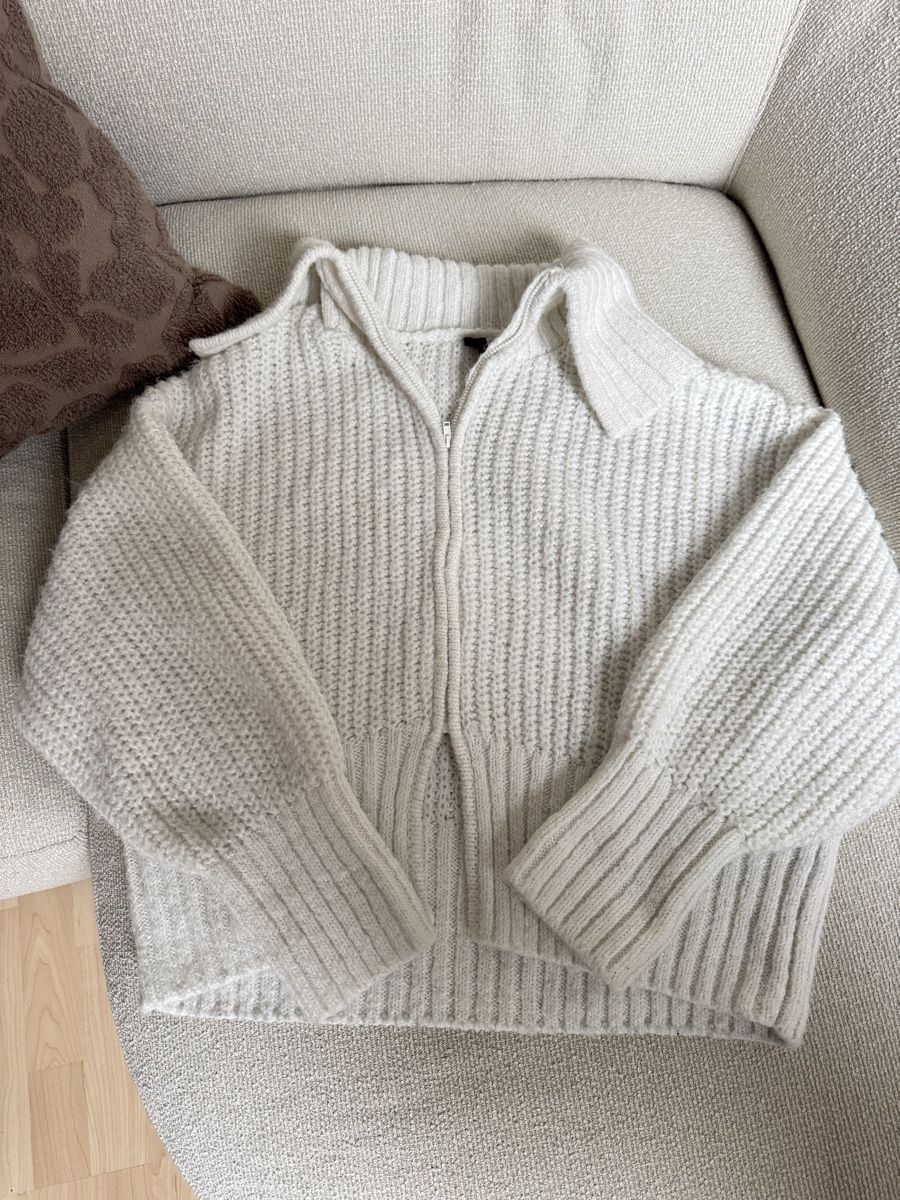H&M Maglioni & Felpe: Weicher Strickpullover in Weiss – Usato da Winterthur venduto da Flomiverse 2