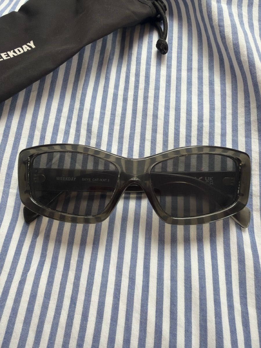 Brillen & Gläser: Weekday Rectangular sunglasses - green/grey – Gebraucht aus Wangen ZH von sha_5flw 2
