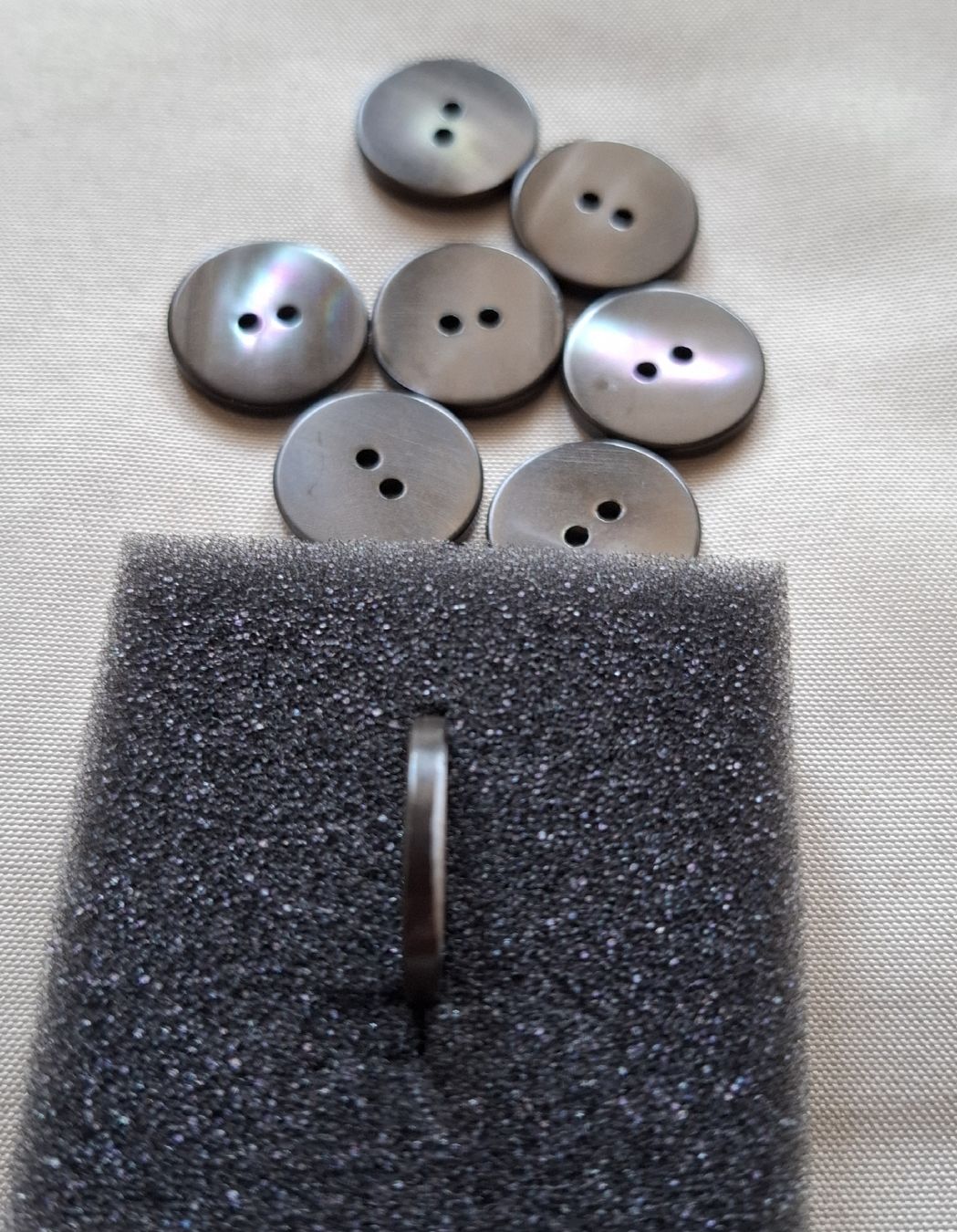 Bottoni: 8 Stück Knöpfe, perlmuttschimmernd, 20 mm. – Nuovo (secondo la descrizione) da Dietikon venduto da Hirschkopf 4