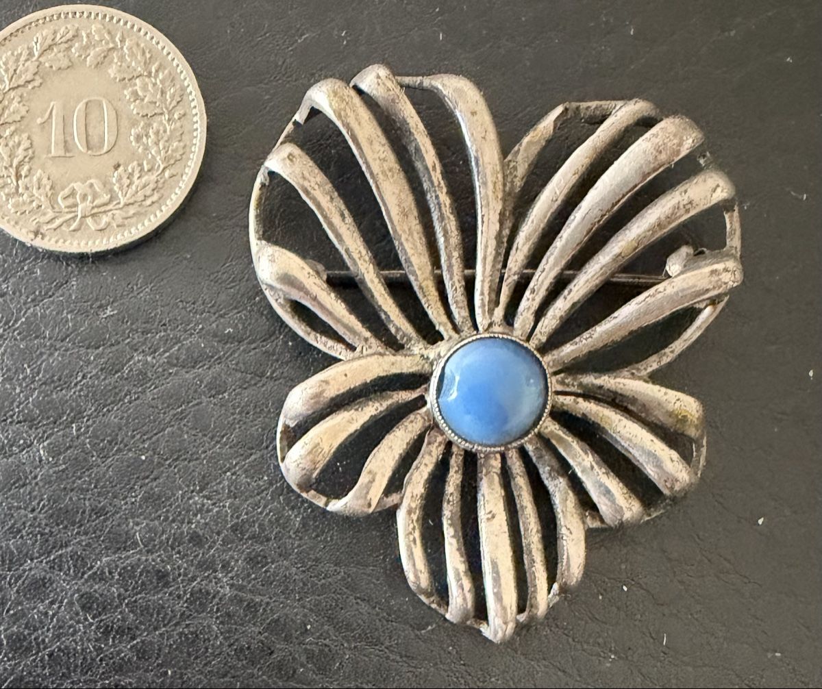 Spille & Fermagli: Vintage 835 Silber Blumenbrosche mit blauem Cabochon – Usato da Binningen venduto da Cchatz 4