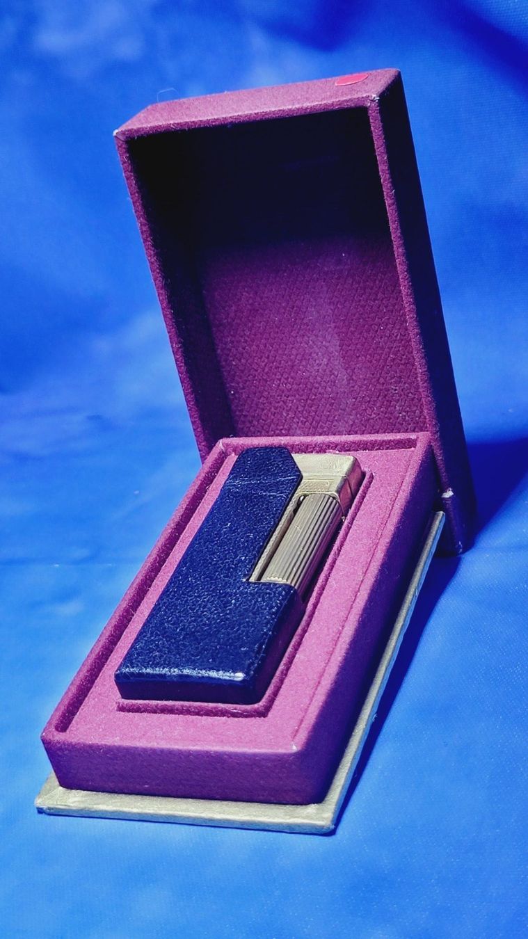 Dunhill Accendini: Dunhill Feuerzeug Benzin original Ledertasche & Box – Usato da Emmenbrücke venduto da Feuerzeugservice