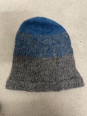 Warme Wintermuetze, gestrickt, blau/grau