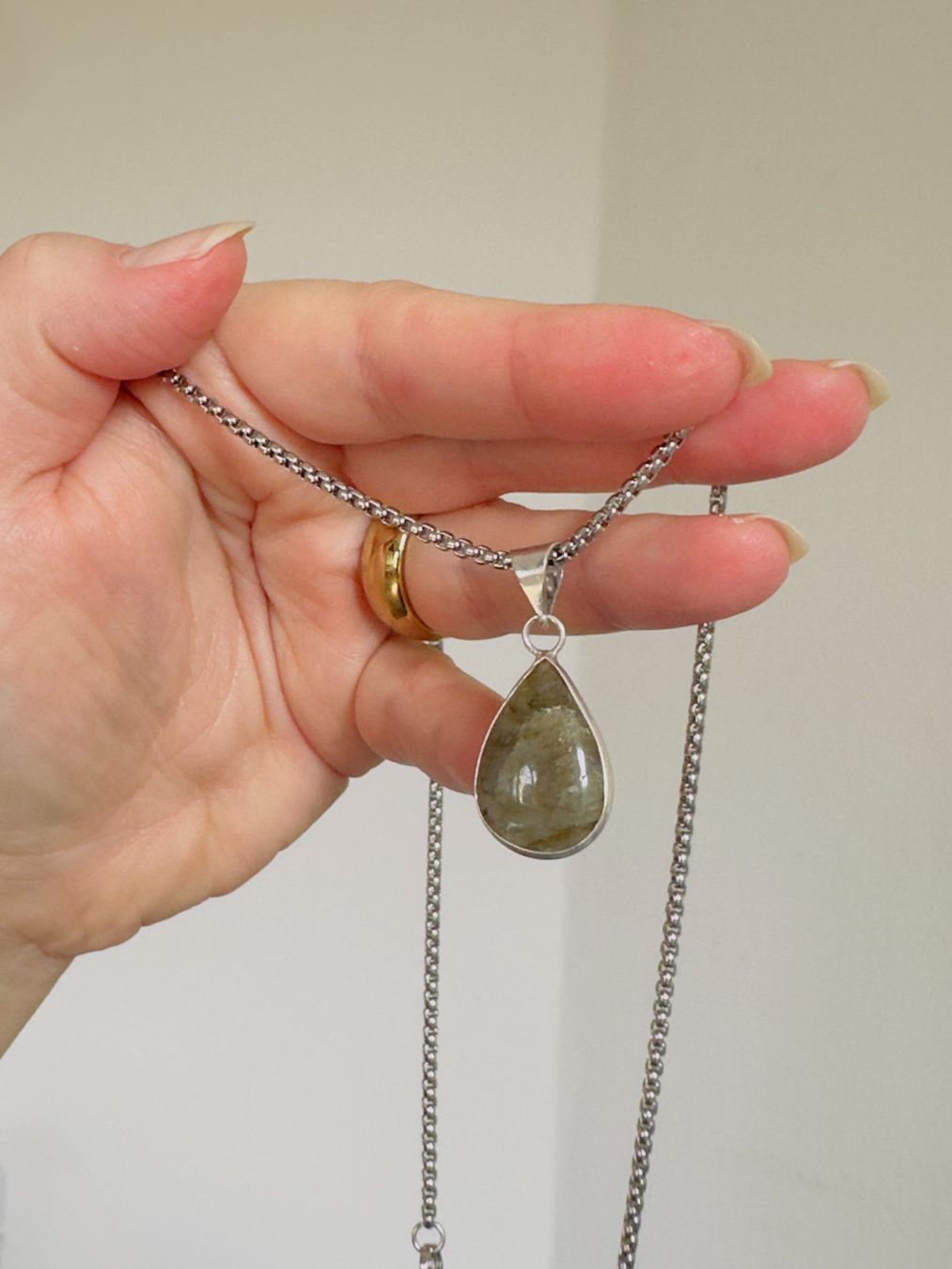 Ketten: Fashionable labradorite necklace – Neu und originalverpackt aus Genève von AGBERG 1
