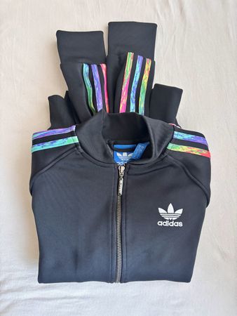 Neuwertige Adidas Trainingsjacke mit bunten Streifen