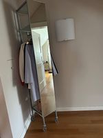 Garderobe auf Rollen inklusive Spiegel und Ablagefach 