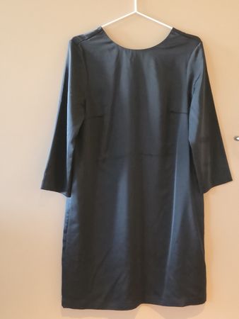 Kleid mit Strassverzierung am Rücken von H&M