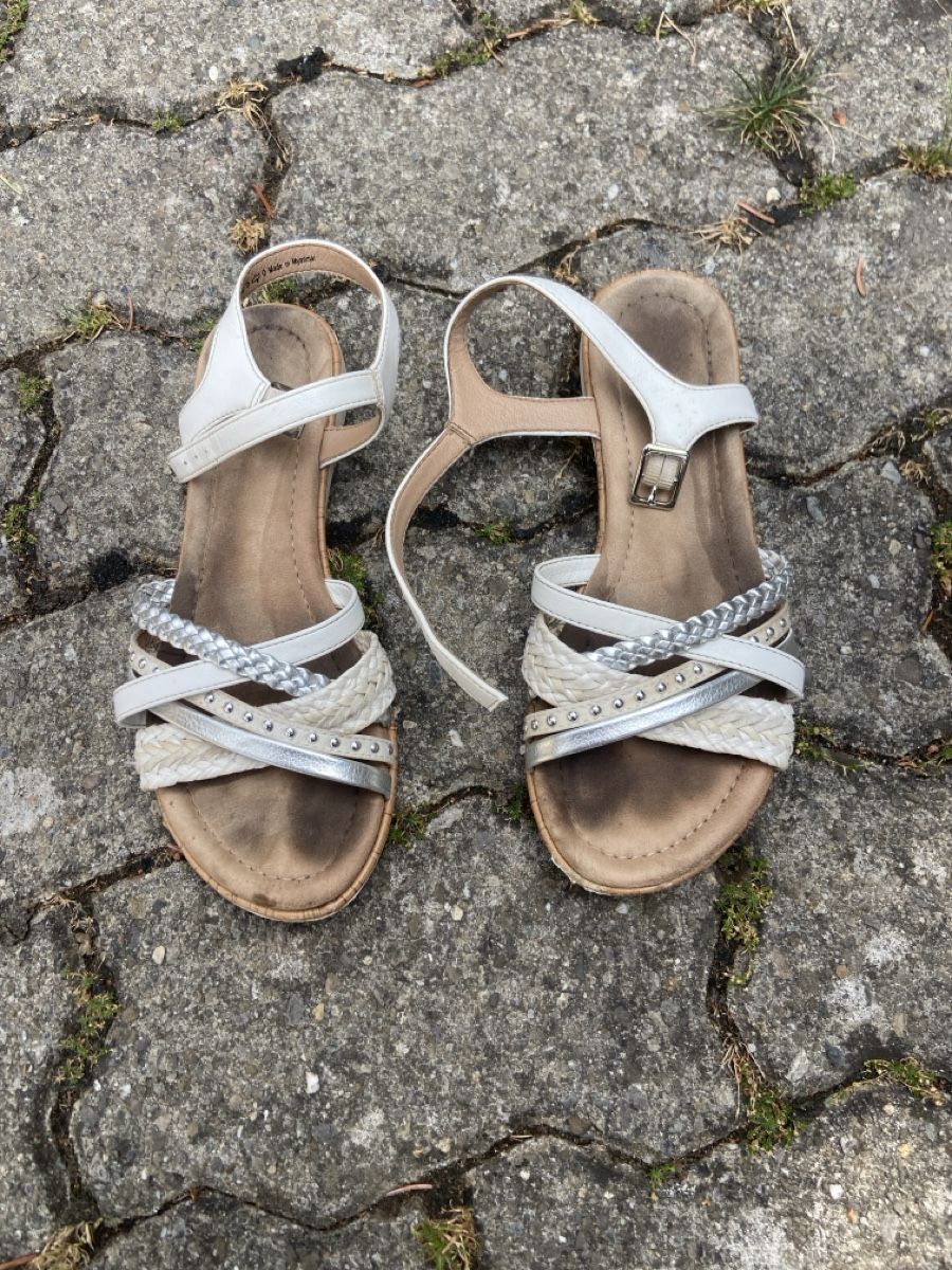 Chaussures filles: Sandalen Gr. 36 – D'occasion à Heitenried par Carmes