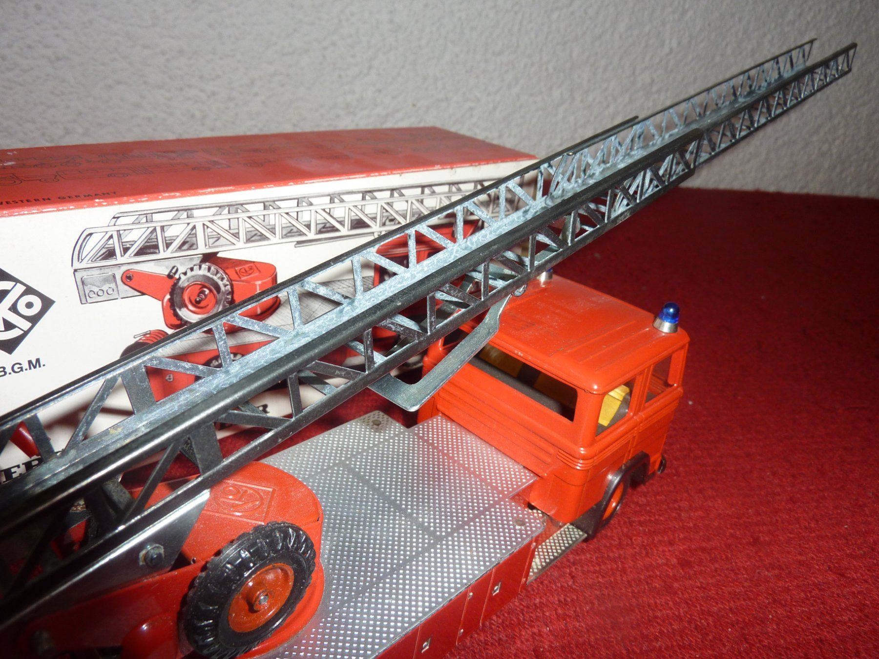 Modellini d'auto: CKO Kellermann, rotes Feuerwehrauto Nr. 439 – Nuovo e nell'imballaggio originale da Rüfenacht BE venduto da Flurweg2 4