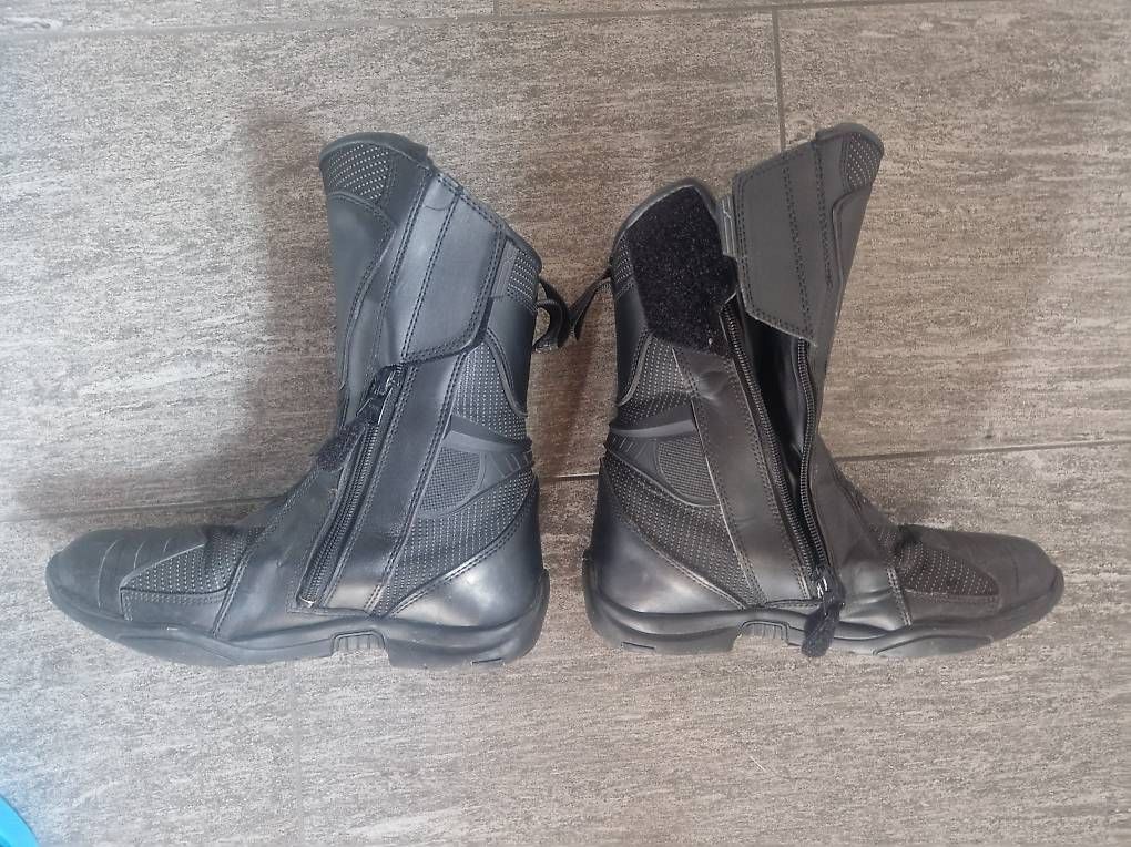 Scarpe da uomo: Motorrad Stiefel Grösse 38 schwarz – Usato da Surrein venduto da deb_sjh6 2