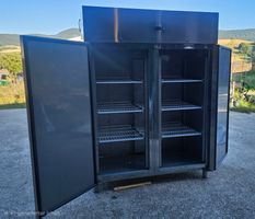 Grosser Edelstahl-Tiefkühlschrank