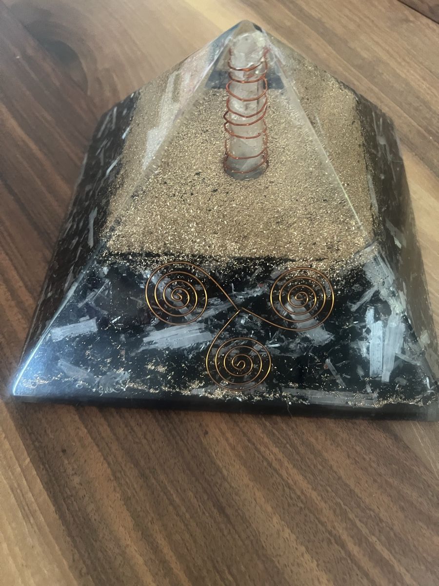Minerali & Pietre curative: Leistungsstarke Pyramide – Usato da Aarberg venduto da Edelschungit 1