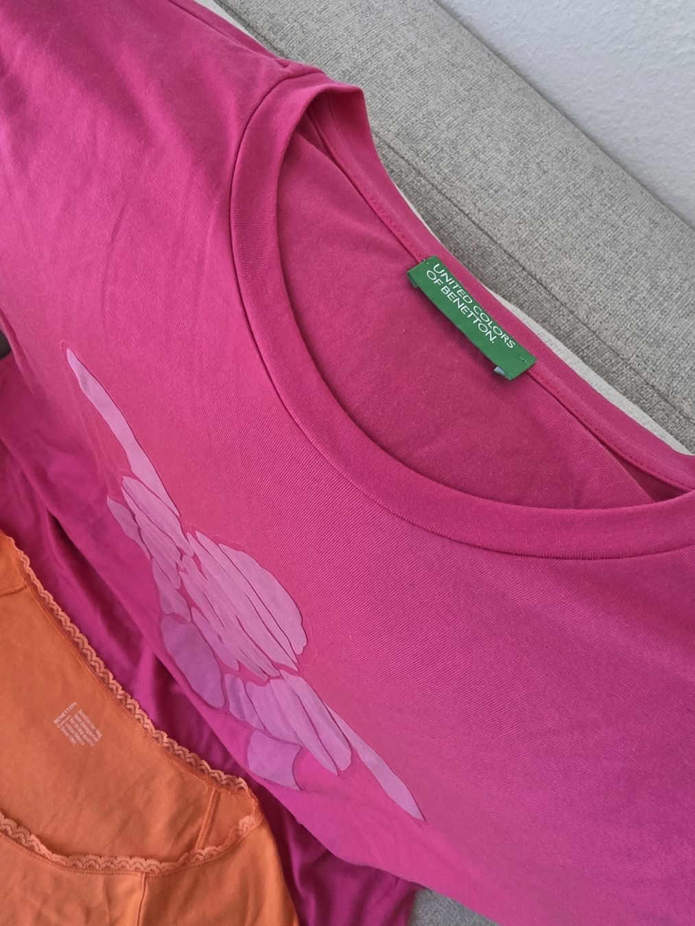 Benetton T-shirt: Benetton T-Shirt rose et orange – Usato da Yverdon-les-Bains venduto da enzine 1