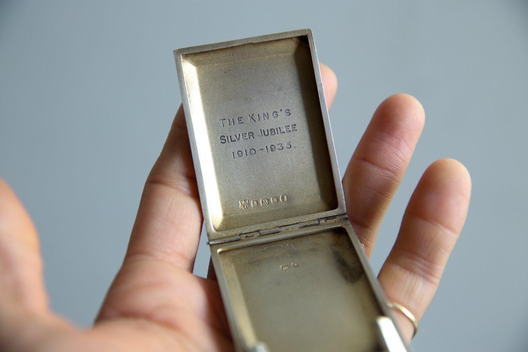 Altri Prodotti per fumatori: vintage silver cigarette case with english hallmarks – Usato da Zürich venduto da considermichael 5