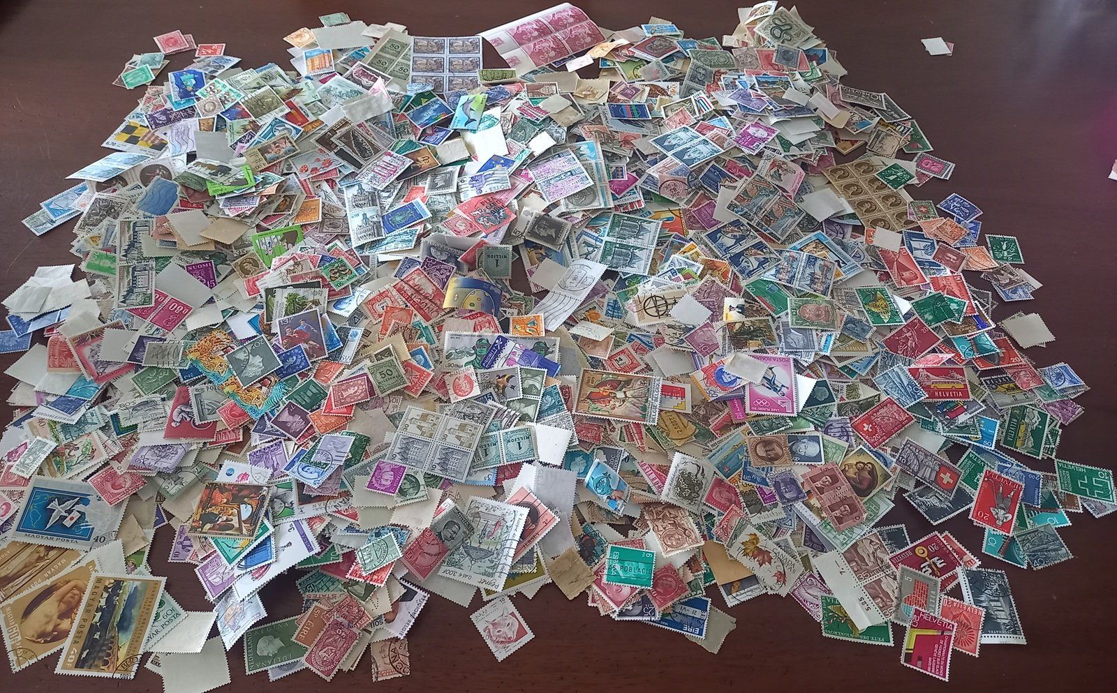 Tous les timbres: 1Kg200 timbres-poste variés, du monde – D'occasion à Crans-Montana par kira56 4
