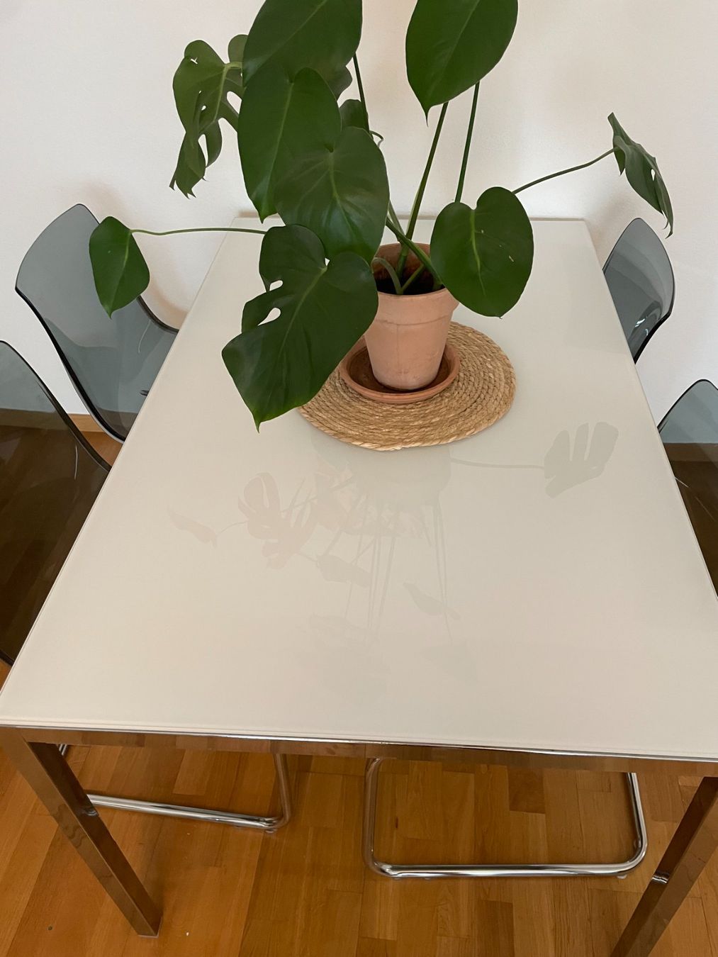 Set de table et chaises: Modern dining table with 4 chairs – D'occasion à Zürich par carlaferico 2