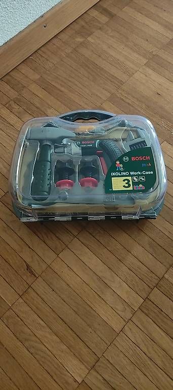 Spielzeuge: Bosch Werkzeugkoffer mit Bohrer – Gebraucht aus Buchs AG von buc_5dr5
