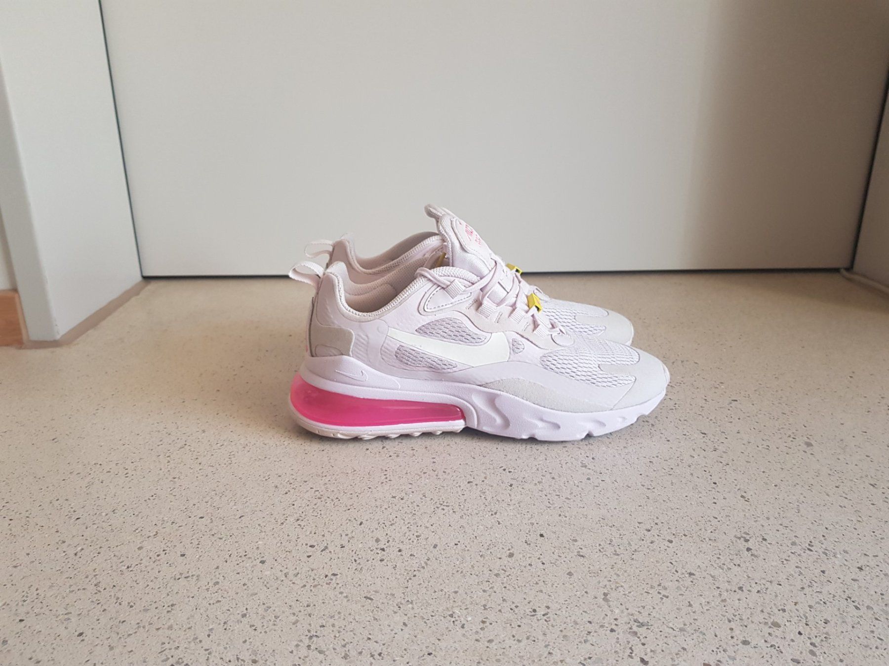 Nike Scarpe da donna: Nike Air 270 React Sportschuh Grösse 37.5 – Usato da Basel venduto da Birs868