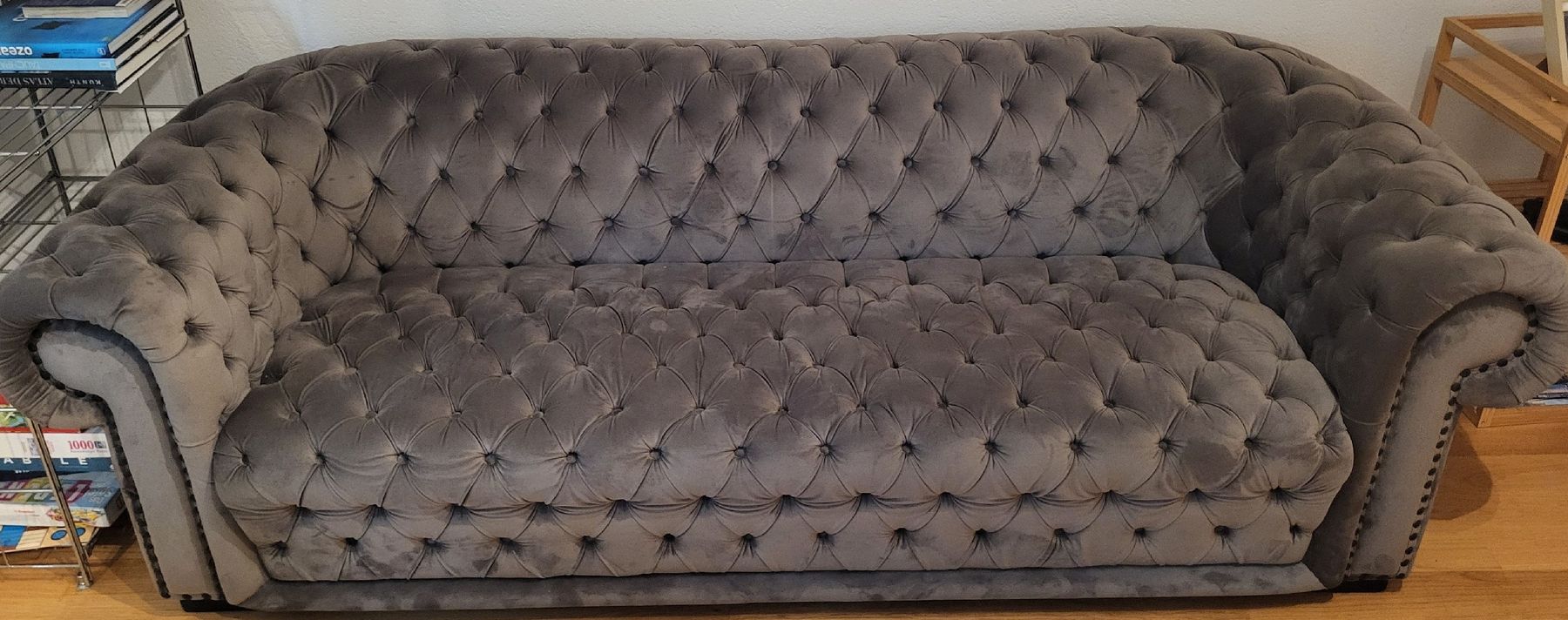 Divani: Sofa Chesterfield Samt Grau Pfister – Usato da Liebefeld venduto da Daniellson