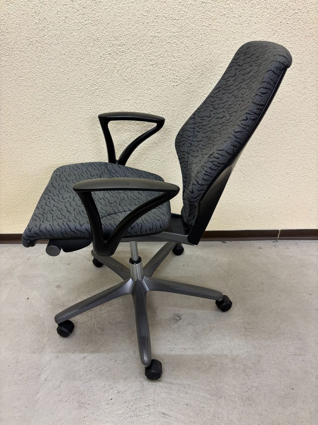 Giroflex Chaises: Bürostuhl Giroflex 64 – D'occasion à Hinwil par fac_688b 3