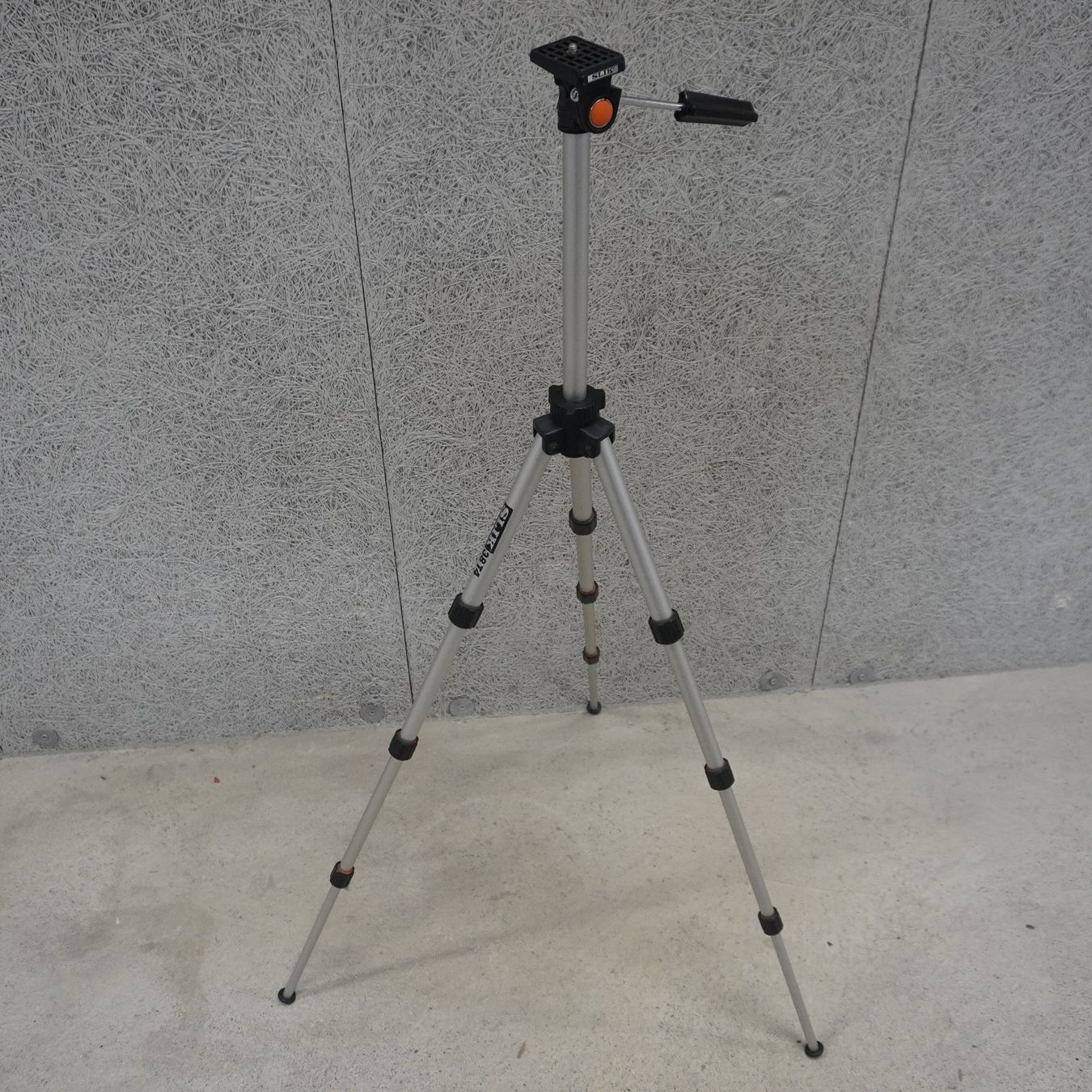 Treppiedi & Teste: Robustes Stativ SLIK Aluminium Made In Japan  (HE301) – Usato da Basel venduto da B.W.B.