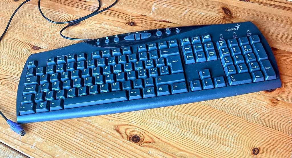 Tastiere: Computer-Tastaturen mit PS/2-Anschluss – Usato da Ittigen venduto da Olten2 1