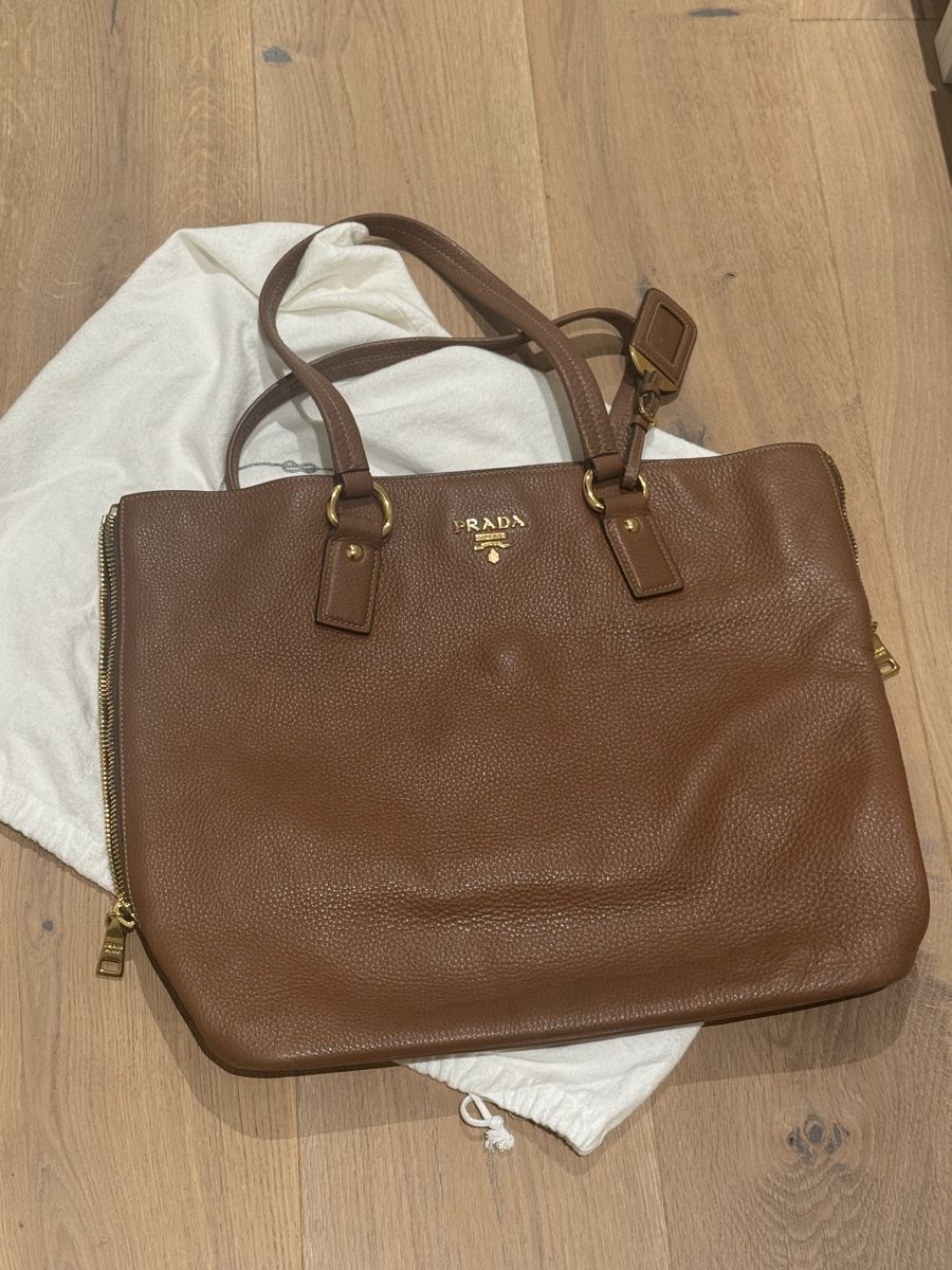 Prada Taschen: Authentic Prada Leather Tote Bag ! – Gebraucht aus Zürich von maricampos