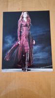 Famke Janssen, Original Autogramm auf Grossfoto in Farbe