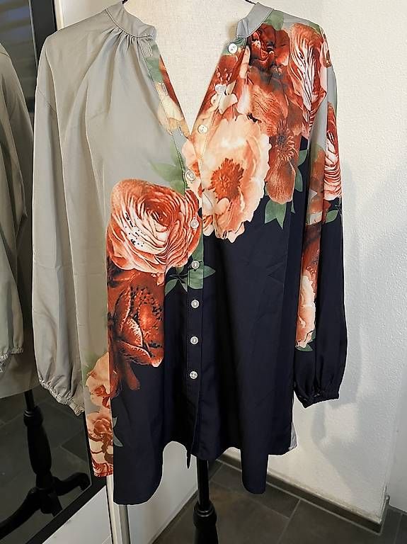 Camicette: Bluse mit Rosenprint - Grösse ca. XL  – Usato da Urdorf venduto da Marybyii