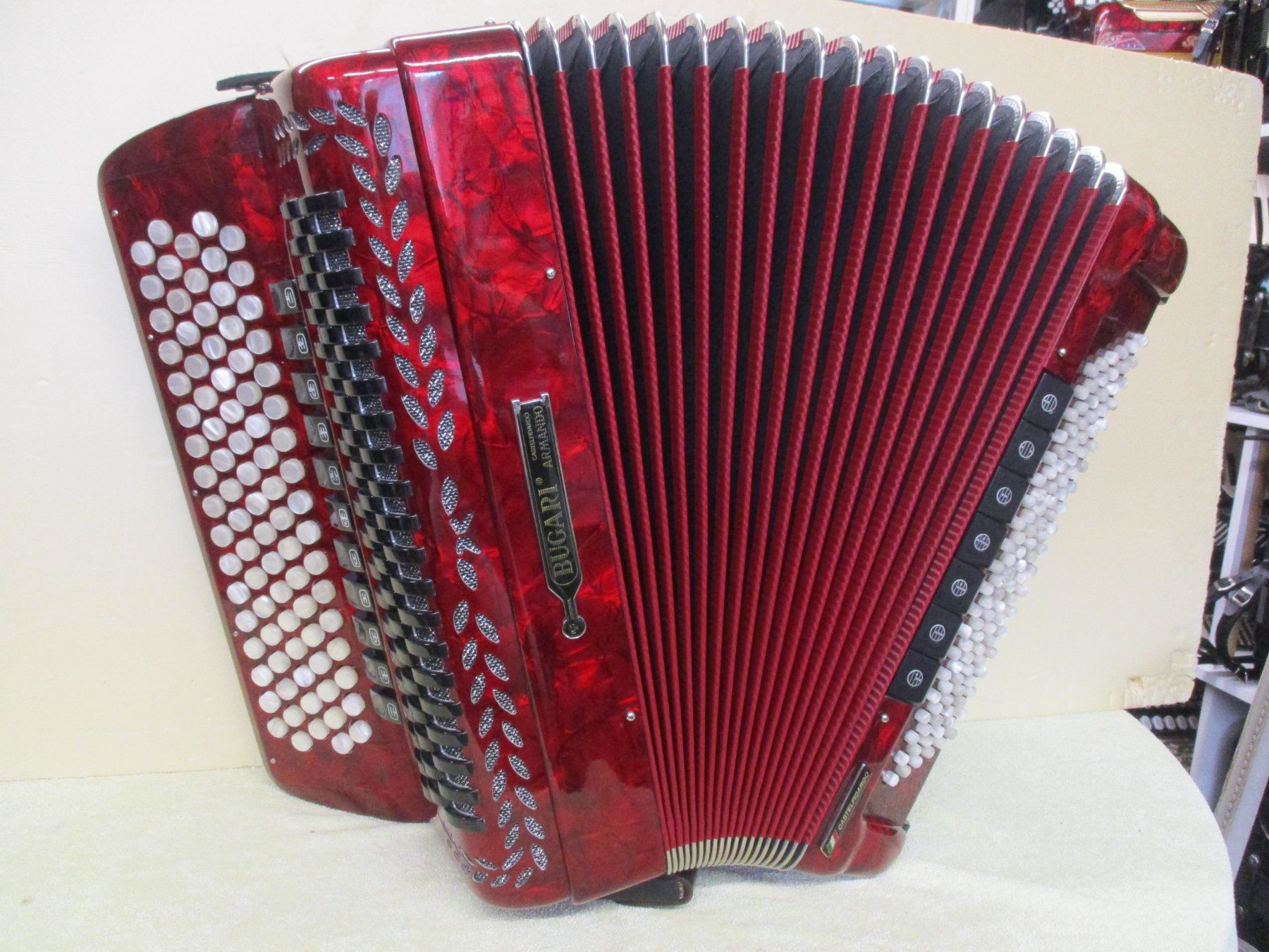 Strumenti musicali: Akkordeon Bugari Seniorfisa IV – Usato da Jegenstorf venduto da Oktavio 2