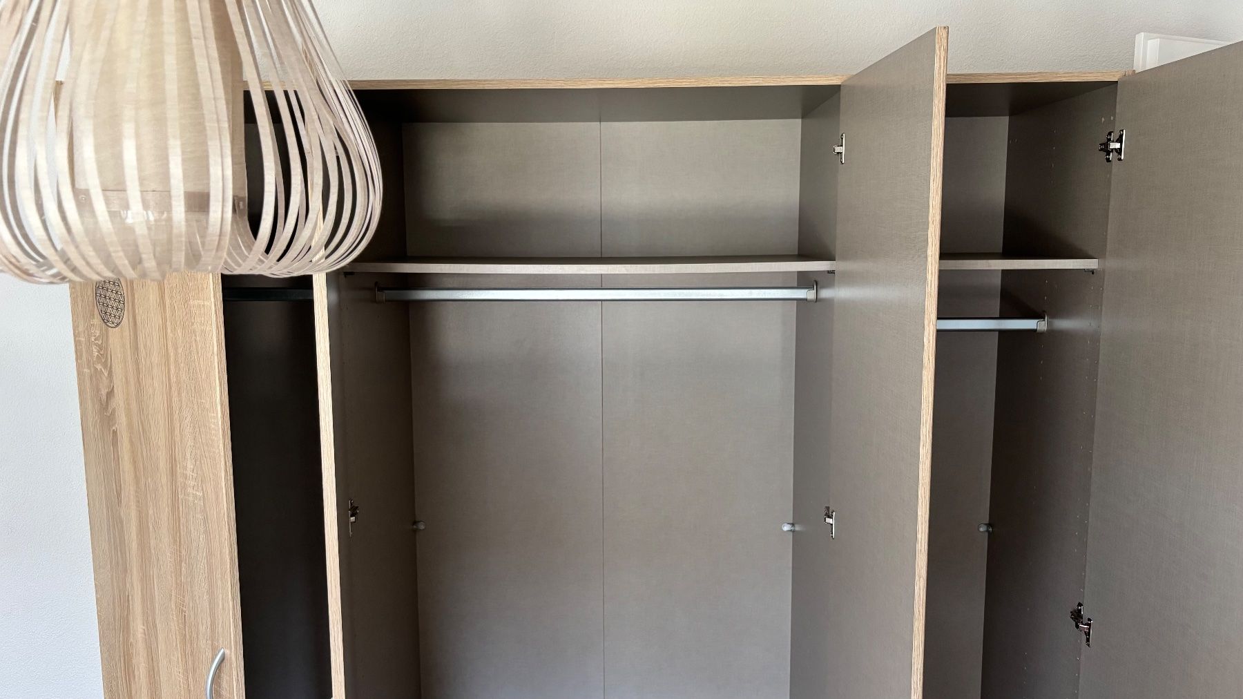 Conforama Armadi: Kleiderschrank Eicheoptik hell mit Spiegeln 4 Türen – Usato da Worb venduto da jon_8wpq 3