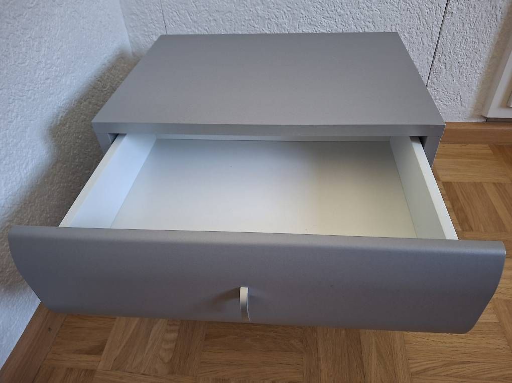 Tables de nuit: Hasena Nachttisch grau – D'occasion à Sissach par tigibloch99 1