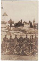 Soldatengruppe vor Schloss Spiez 1918