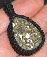 Anhänger L-7965 – Pyrit Druzy Makramee ca. 3x2,4cm