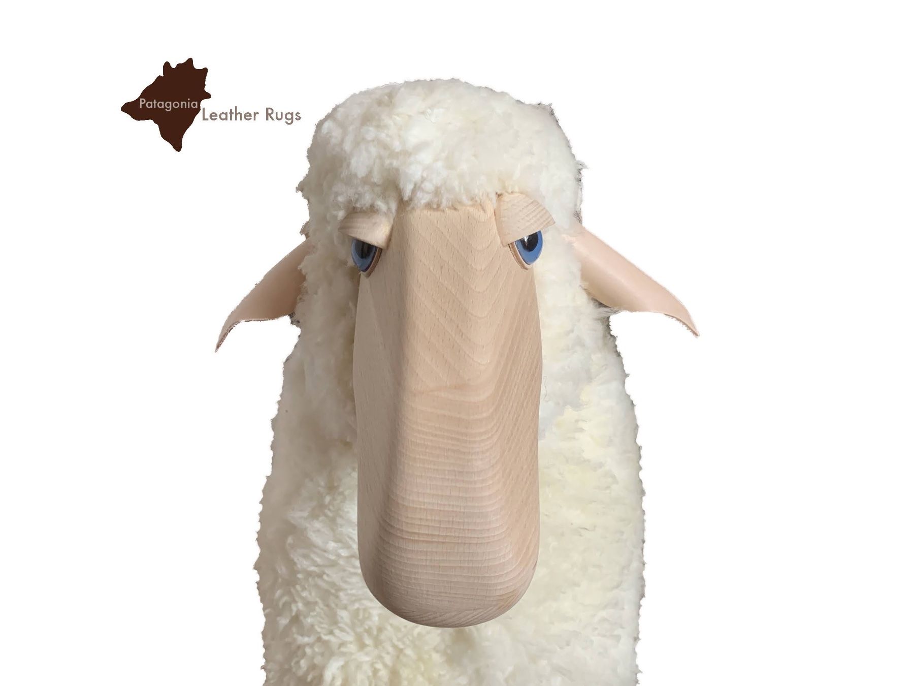 Hocker: Schaf, klein, weisses Fell, Buchenholz – Neu und originalverpackt aus Arbedo von patagonialeatherrugs 3