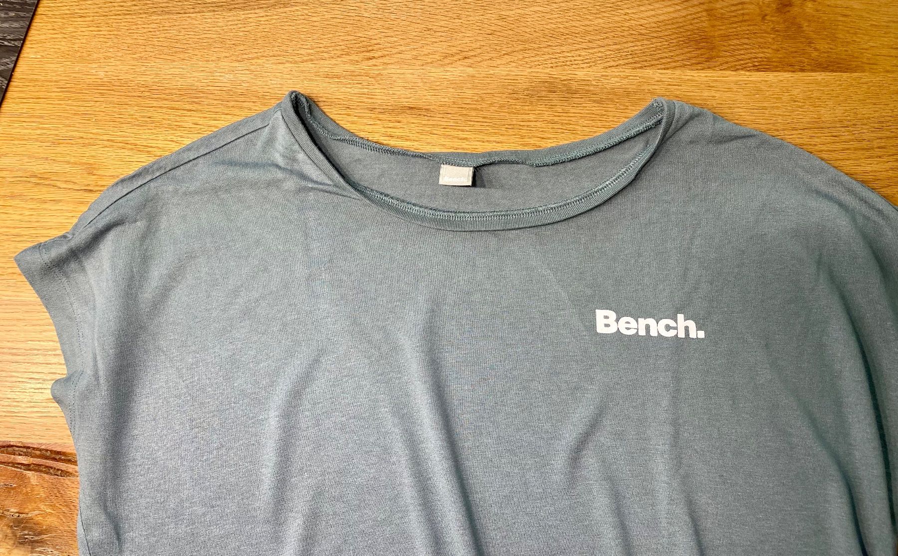 Blouses, T-shirts & Tops: Cooles T-Shirt von BENCH Grösse 140/146 – D'occasion à Fehraltorf par Marlene4 1