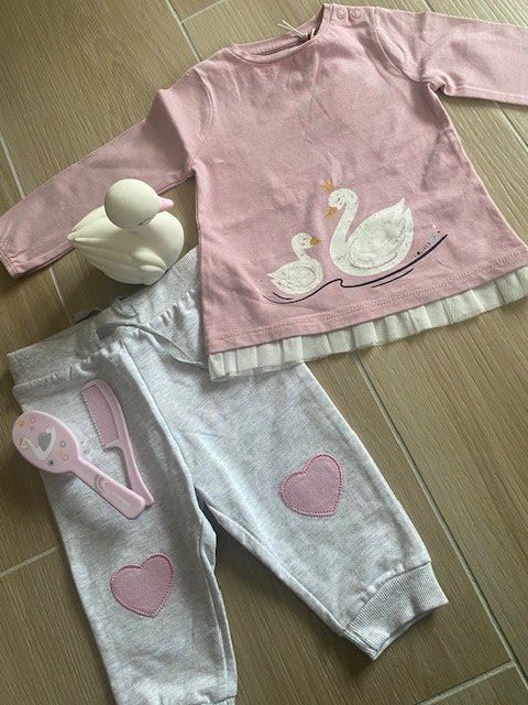 Lotti & Set di vestiti: NEUES, total herziges Baby Set Gr. 68/74 "Schwan" – Nuovo (secondo la descrizione) da Staufen venduto da Nasli 2