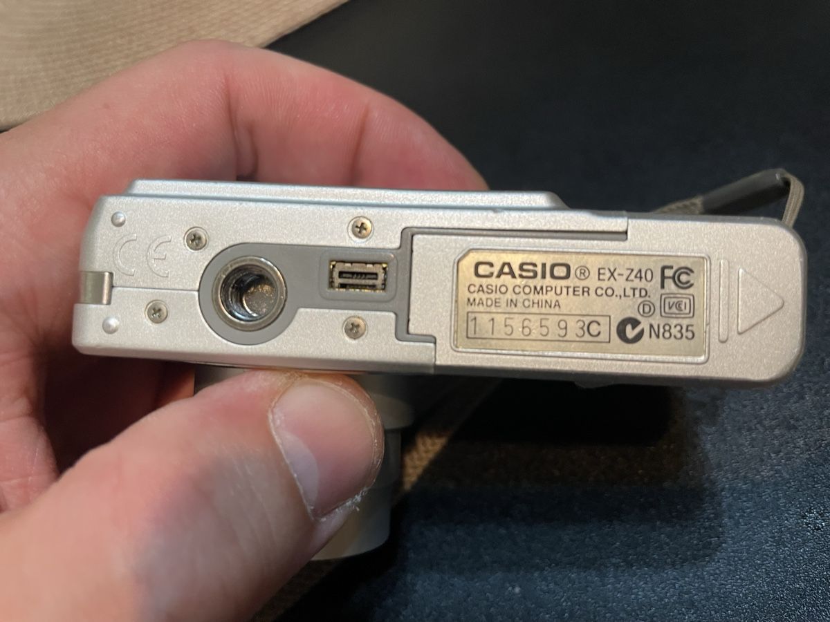 Casio Fotocamera: Casio Exilim EX-Z40 Retro Digitalkamera mit Dockingstation – Usato da Wädenswil venduto da dai_2bcv 4