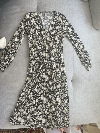 Robe fleurie croisée H&M, taille XS, parfait pour l'été!