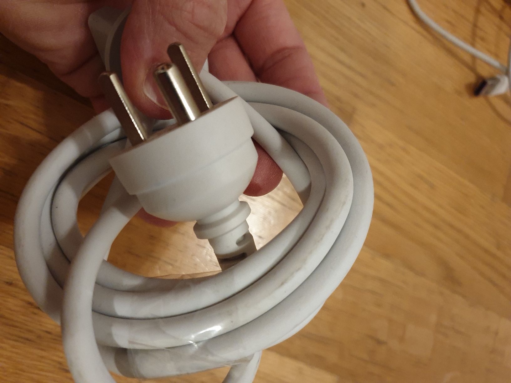 Apple Cavi: Netzkabel C5 auf Schweizer Stecker Apple 015 – Usato da Ittigen venduto da Ziok187 2