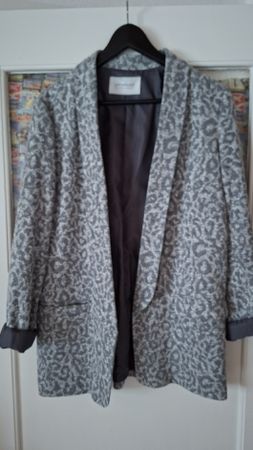 Veste blazer femme, motif léopard gris, taille 38.