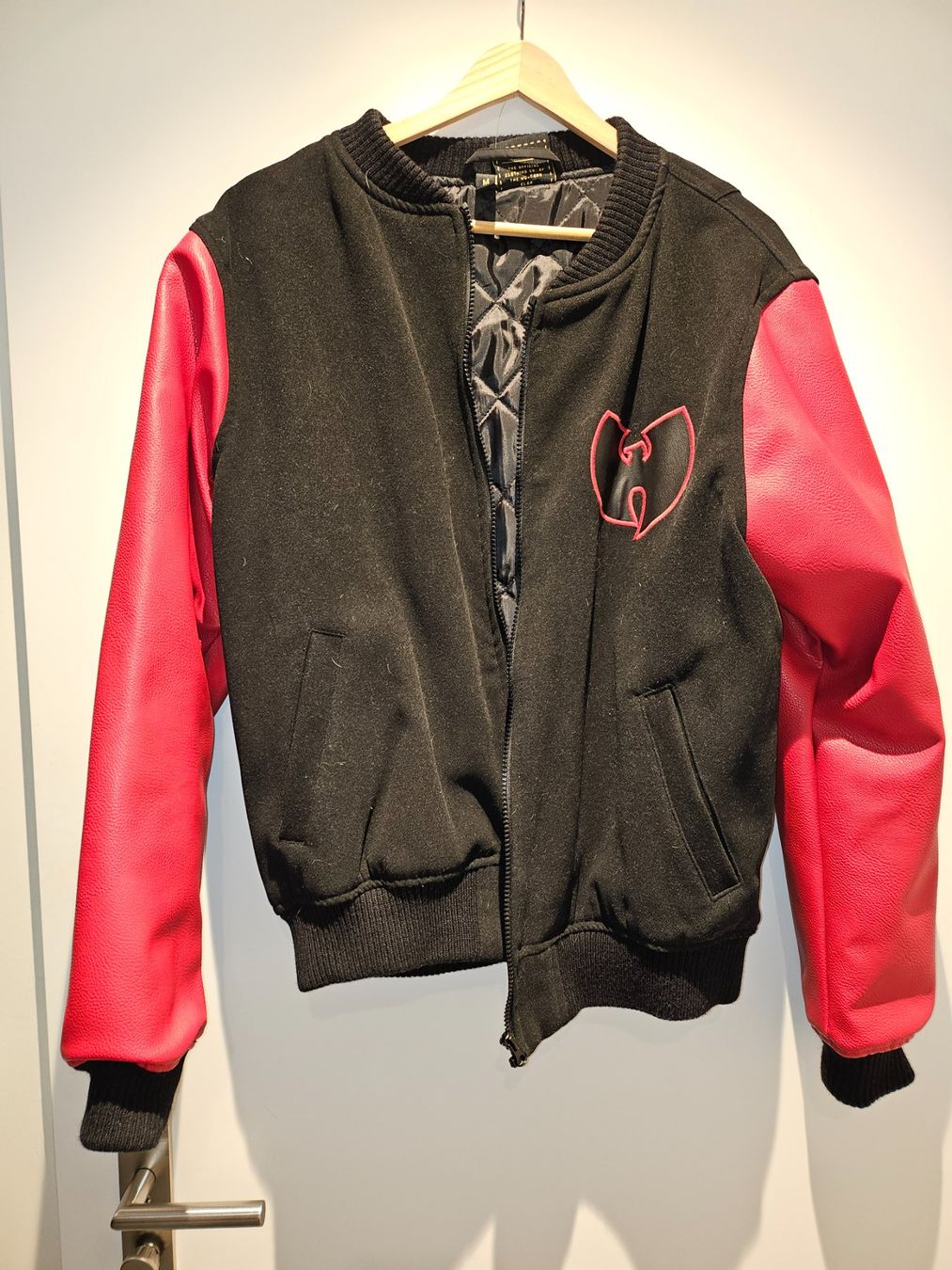 Giacche: Wu Tang Clan Protect Ya Neck Jacke – Usato da Thierachern venduto da TrikotsAndMore 1
