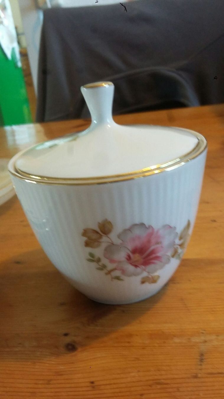 Set di piatti: Tasses ,sous tasses et sucrier – Usato da Miecourt venduto da Marly1 2