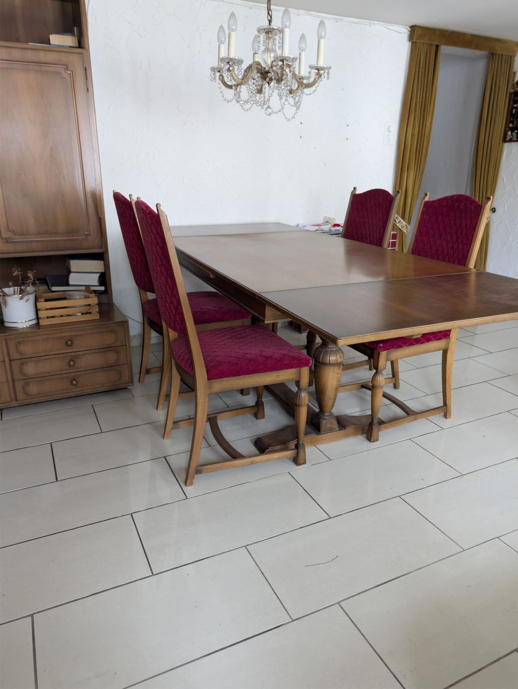 Set di tavolo e panche: Esstisch - Nussbaum mit 6 Stühlen – Usato da Bonstetten venduto da Theo75 2