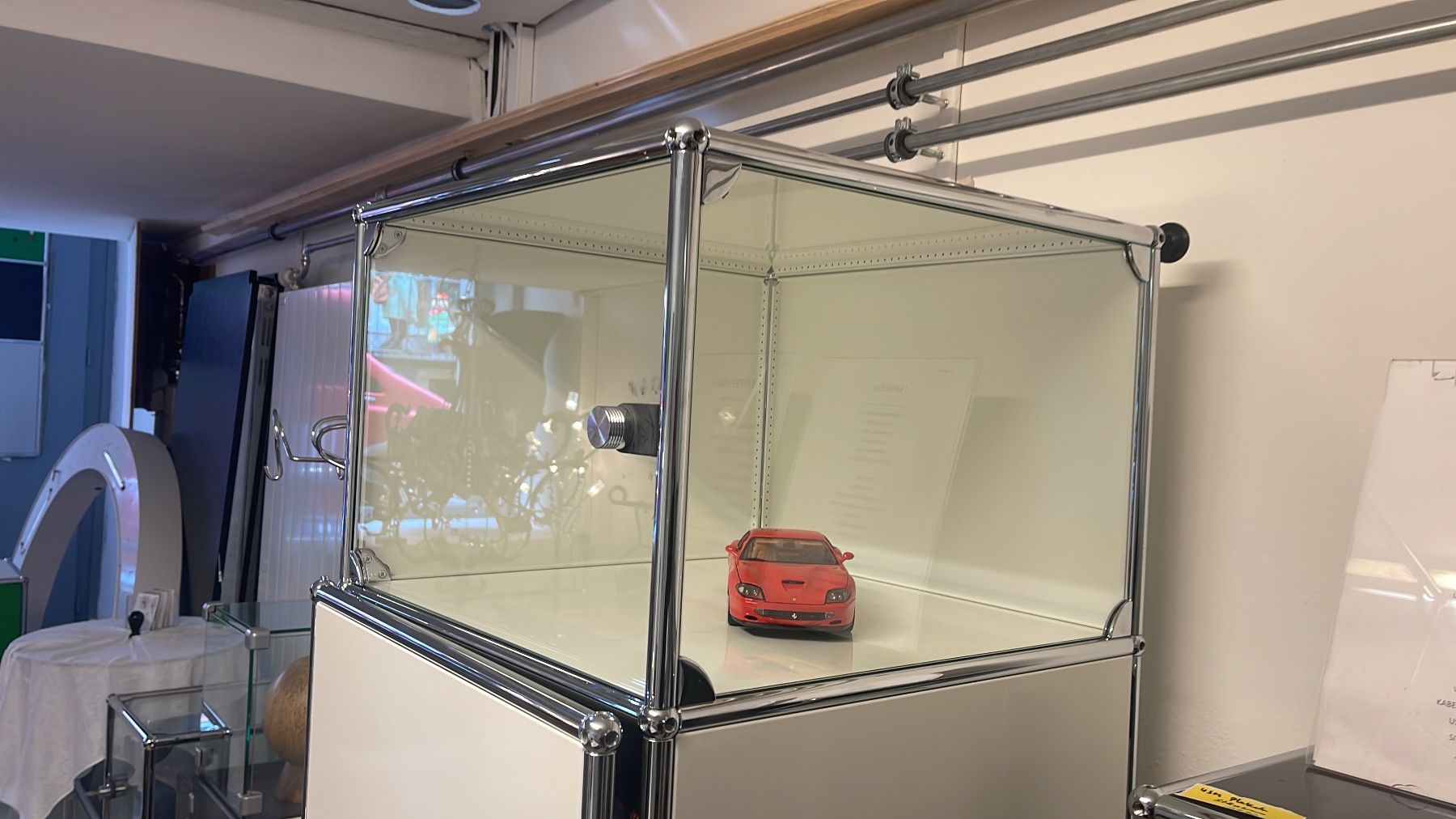 Garderobe: Praxis Vitrine oder Garderobe weiss Lieferung gratis – Gebraucht aus Thun von Thuno6 2