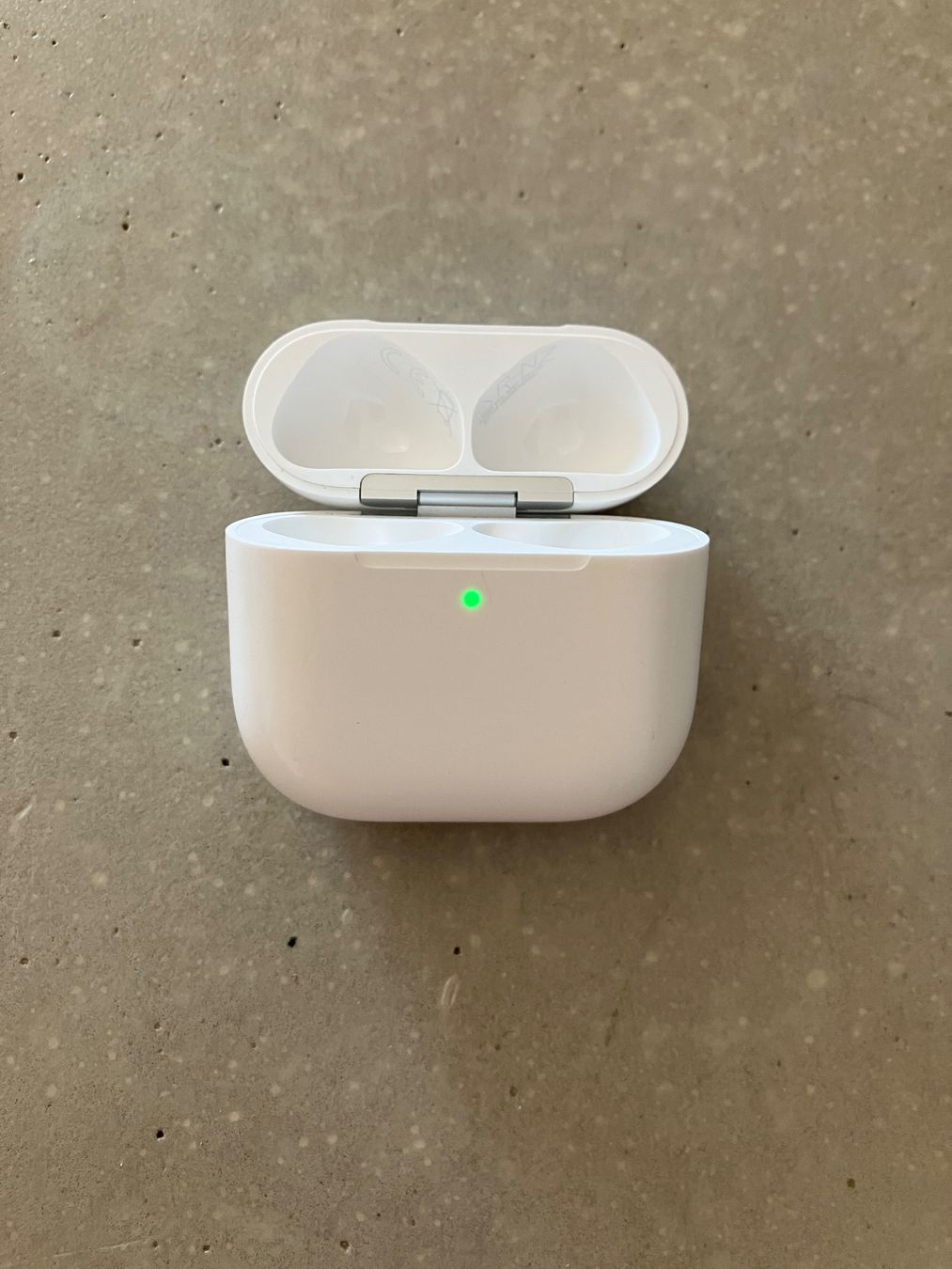 Apple Casques audio: APPLE AIRPODS 4 CASE ANC – D'occasion à Lausanne par mr.v