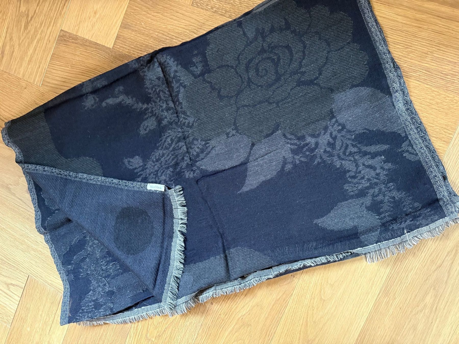 Max Mara Foulard & Sciarpe: Warmer Max Mara Schal mit Rosenmuster - Dunkelblau – Usato da Horgen venduto da tsp_qr5b