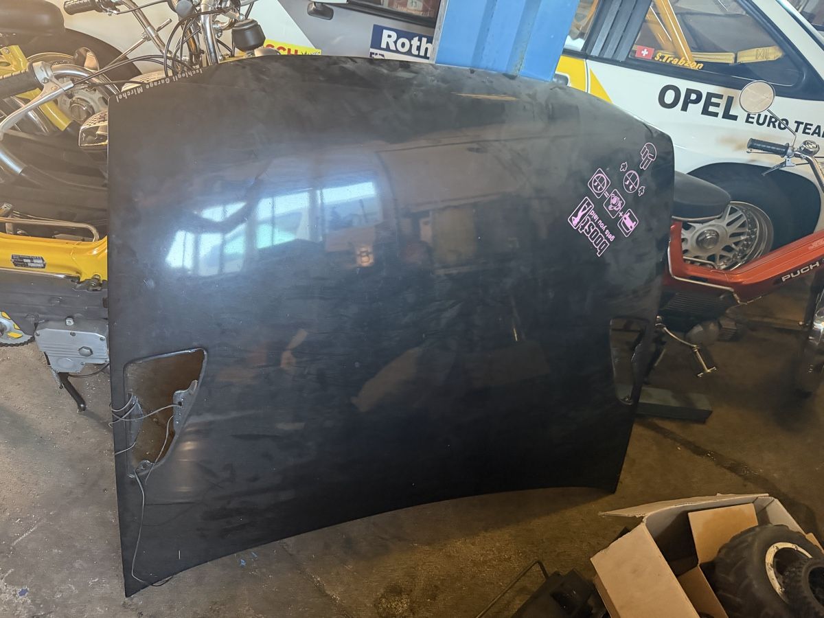 Opel Tutti pezzi di ricambio auto: Opel Kadett E GSI Motorhaube mit Bösem Blick – Usato da Mirchel venduto da Hilal1994