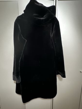 Wendemantel mit Kapuze schwarz gemustert guter Zustand