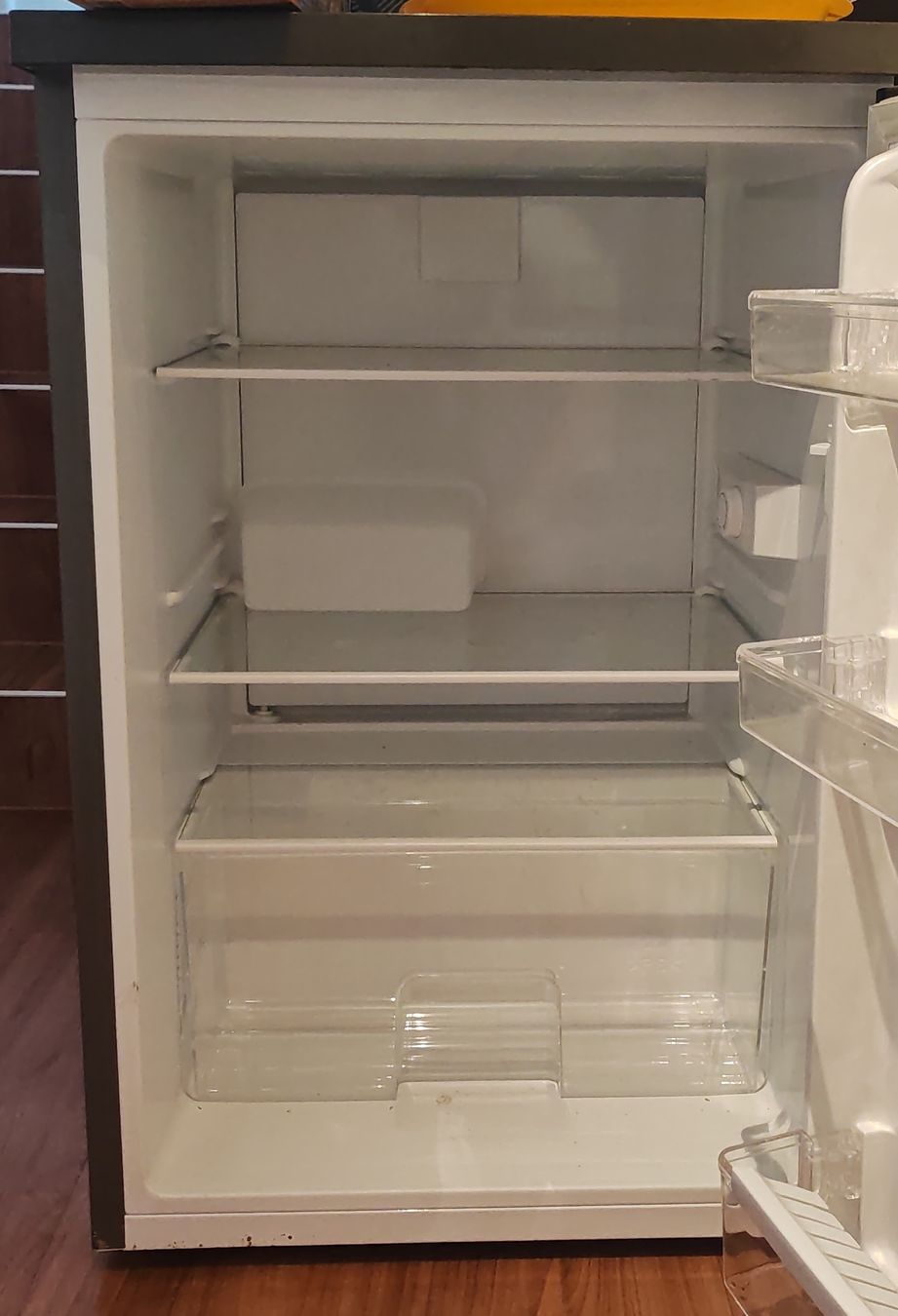 Frigoriferi: Compact Mini Fridge - Perfect for Summer Drinks! – Usato da Schindellegi venduto da Deladelsen